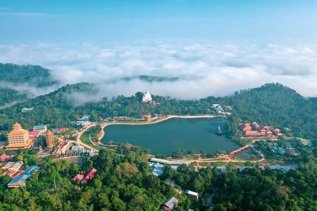 núi cấm