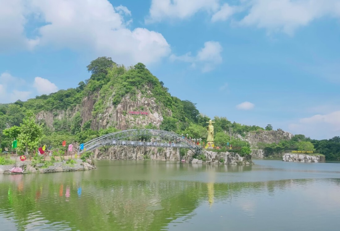 Khu du lịch núi Sập