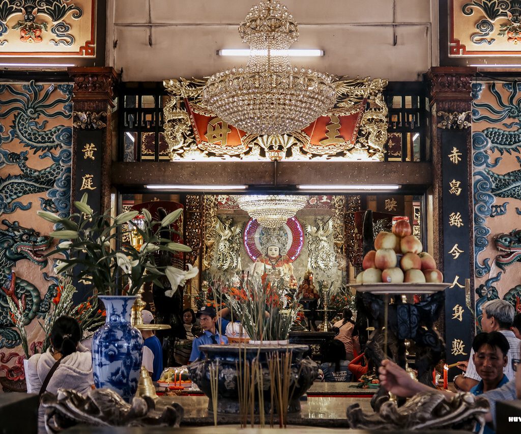 Không gian bên trong miếu
