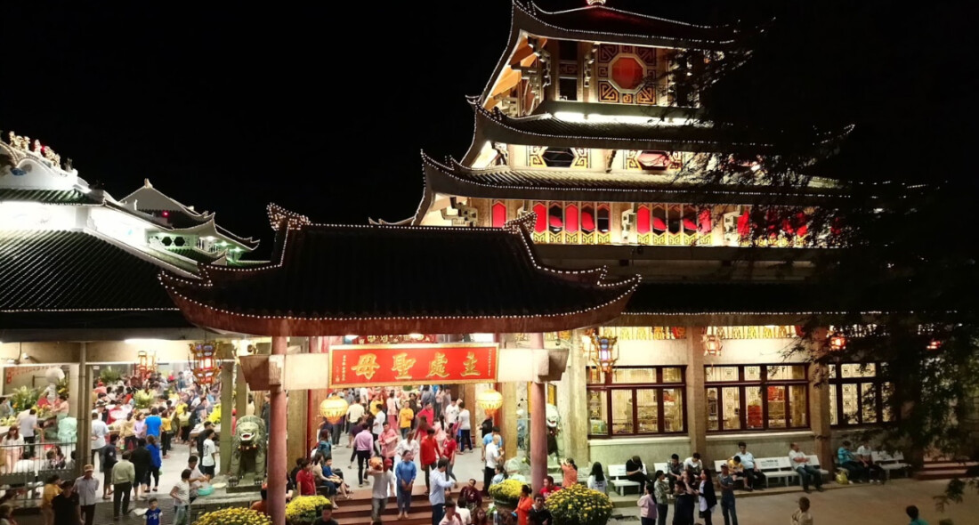 Vào mùa lễ hội buổi tối vẫn tấp nập dòng người đến viếng bất kể ngày đêm