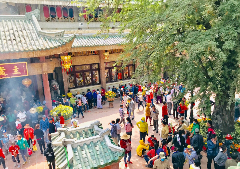 Miếu Bà hàng năm thu hút hàng triệu lượt khách đến cúng viếng
