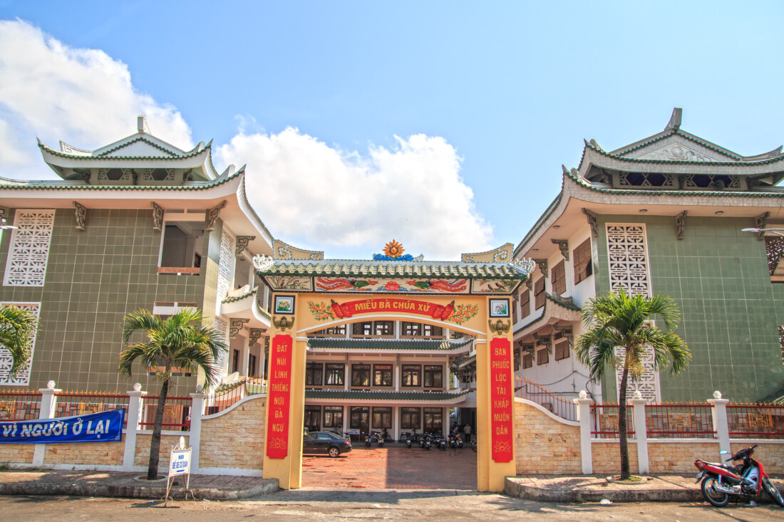 Miếu Bà Chúa Xứ là điểm du lịch tâm linh nổi tiếng