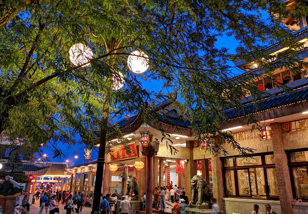 Miếu Bà về đêm