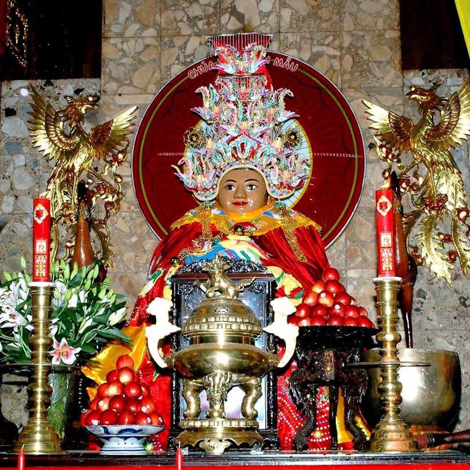 Tượng bà uy nghiêm phúc hậu