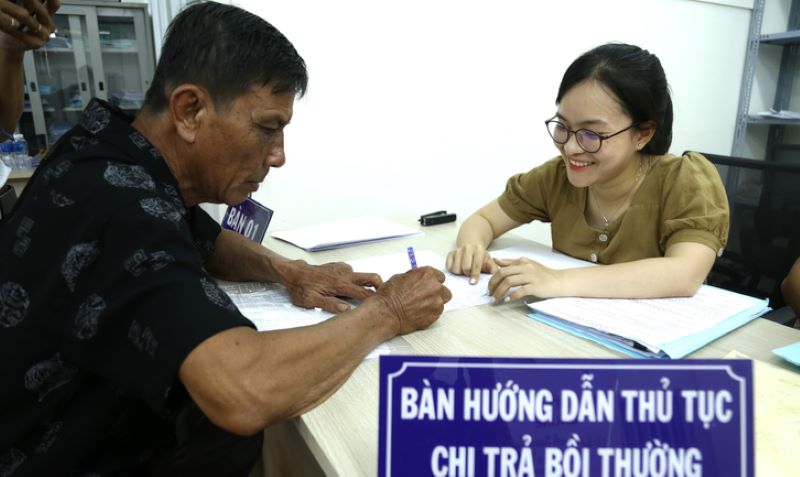 Ông Trần Văn Vàng đang làm ruộng thì được ấp gọi lên Ban bồi thường huyện Hóc Môn nhận tiền đền bù