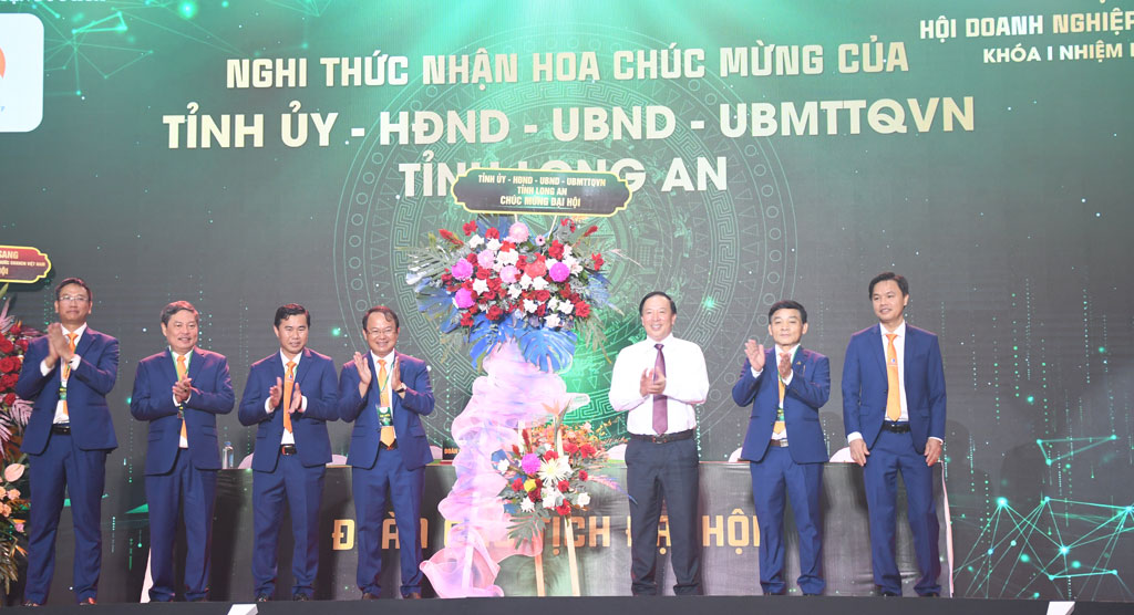 Chủ tịch UBND tỉnh - Nguyễn Văn Út (thứ 3 từ phải qua) trao hoa chúc mừng đại hội